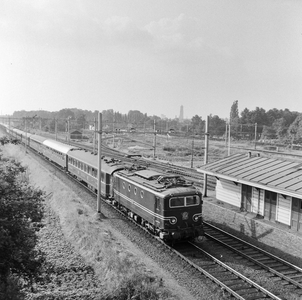 159526 Afbeelding van de electrische locomotief nr. 1140 (serie 1100) van de N.S. met de autoslaaptrein te Lunetten bij ...